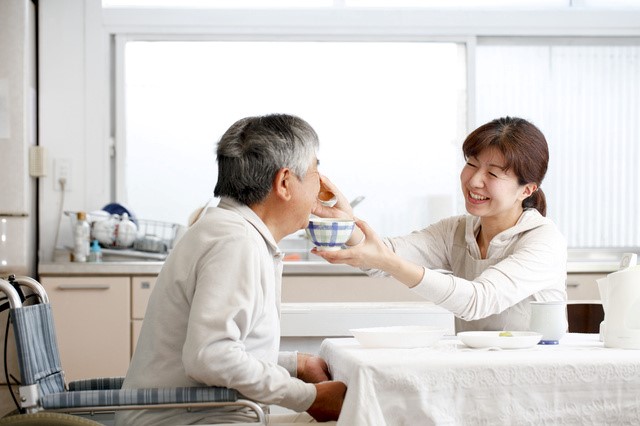 【介護者向け】高齢者の介護で気をつけたい食事の基本とは。調理時のポイントを解説